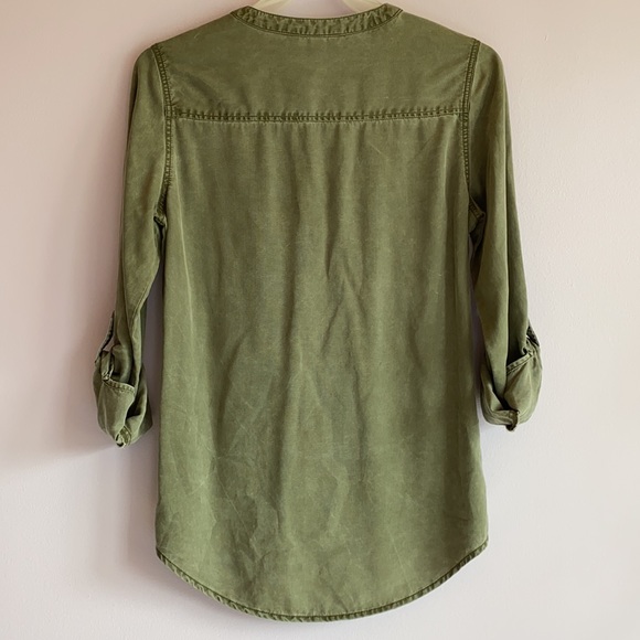 Express V-neck Shirt in Green - Picture 5 of 10